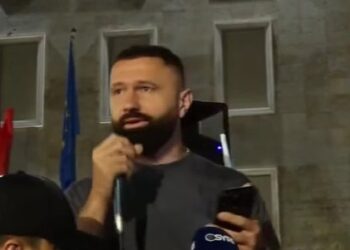 “Po bëj një provë”, protestuesi i drejtohet Bulevardit: Kalimera!