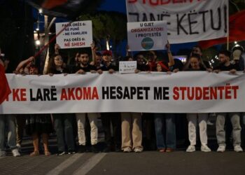 Thirrja e protestuesve: Administrata të bashkohet me popullin