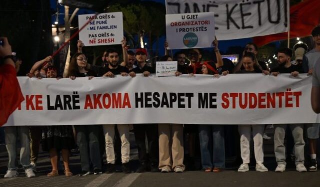 Thirrja e protestuesve: Administrata të bashkohet me popullin
