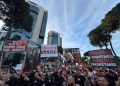 “Hiqni durt’ prej nanës Shqipni!”, TKZ në krah të protestuesve: Stadiumi ynë është sheshi
