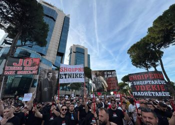 “Hiqni durt’ prej nanës Shqipni!”, TKZ në krah të protestuesve: Stadiumi ynë është sheshi