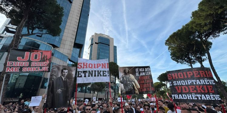 “Hiqni durt’ prej nanës Shqipni!”, TKZ në krah të protestuesve: Stadiumi ynë është sheshi