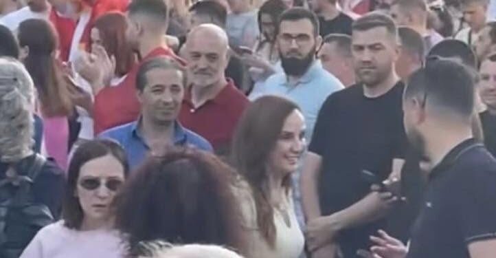 “Rama në burg, Berisha në burg…”, deputetja e PD i bashkohet protestës