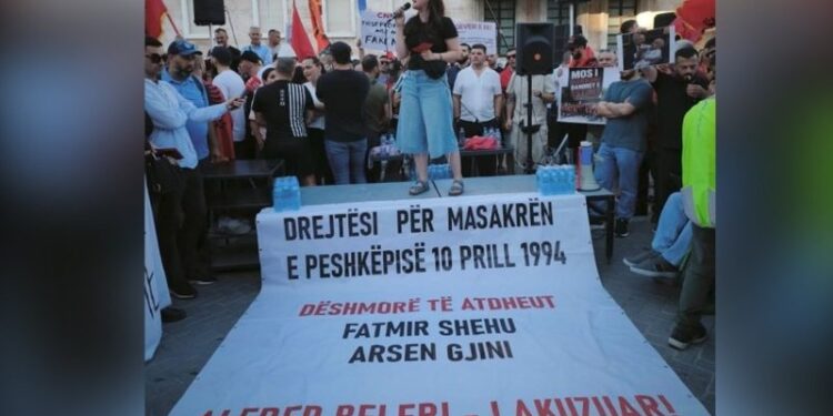 Prostuesit kërkojnë drejtësi për Masakrën e Peshkëpisë: ‘Fredi Beleri – I akuzuari’ për vrasjen e 2 ushtarakëve shqiptarë