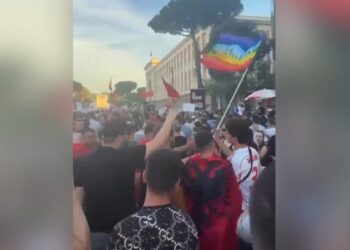 Rama reagon për heqjen e flamurit të LGBT: Kjo nuk është Shqipëria që po ndërtojmë (VIDEO)