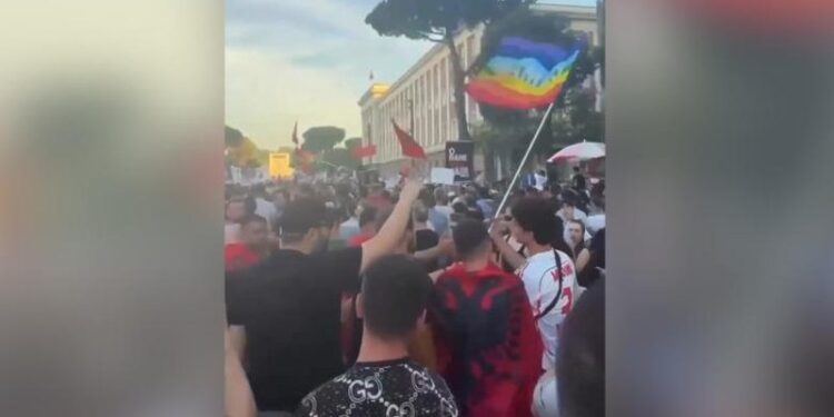 Rama reagon për heqjen e flamurit të LGBT: Kjo nuk është Shqipëria që po ndërtojmë (VIDEO)