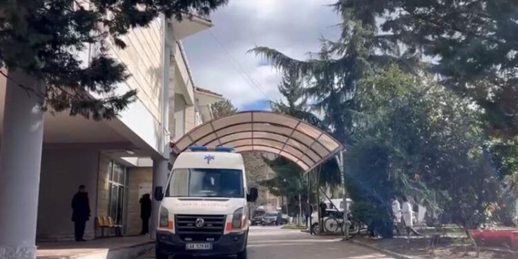 U paraqit me dëmtime në spital, i riu pretendon se u dhunua nga policia greke