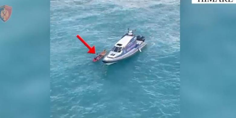 Mbetën në det të hapur me kajak, policia shpëton 5 turistë në Gjirin e Filikurit