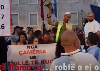 Rama fton 20 përfaqësues të protestuesve: Punët i kemi të ndara. Ju në kor me robt e shtëpisë time, unë në krye të punëve të Shqipërisë!