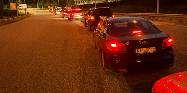 2 km radha në kufi, policia greke vonesa në Kapshticë