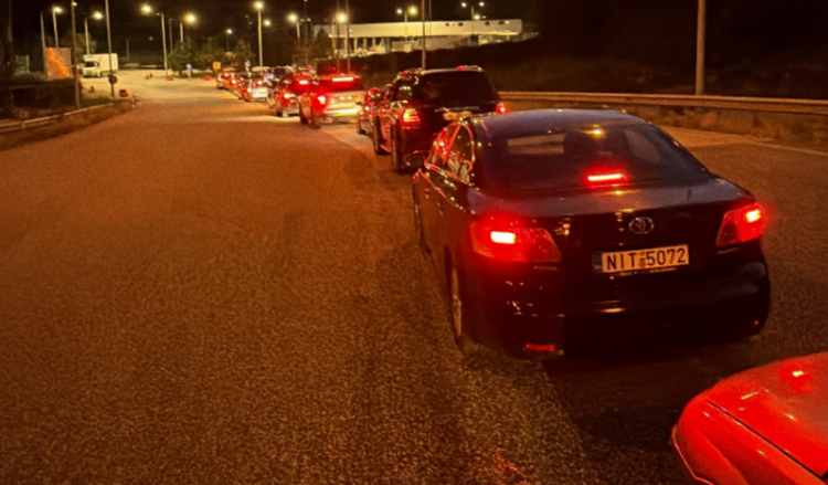 2 km radha në kufi, policia greke vonesa në Kapshticë