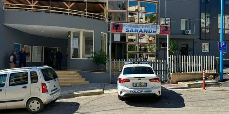 Ishte në kërkim për “shpërdorim detyre”, dorëzohet në polici oficeri i Krimeve në Sarandë