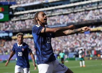 Franca e nis me “këmbën e mbarë” Botërorin, dopietë e Mbappe