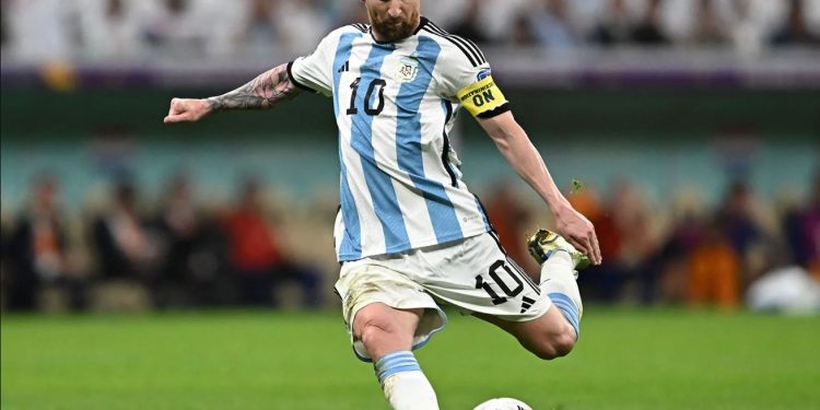 Leo Messi feston ditëlindjen, “lum” urimesh për “pleshtin”, Argjentina: Gëzuar Ditëlindjen kapiten!
