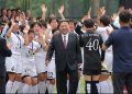 Lot dhe brohorima, ekipet e femrave të Koresë së Veriut priten nga udhëheqësi Kim Jong Un