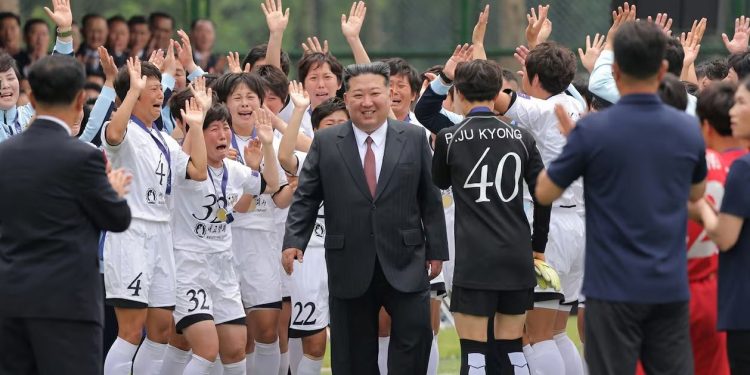 Lot dhe brohorima, ekipet e femrave të Koresë së Veriut priten nga udhëheqësi Kim Jong Un