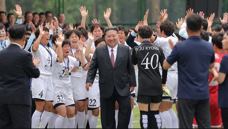 Lot dhe brohorima, ekipet e femrave të Koresë së Veriut priten nga udhëheqësi Kim Jong Un