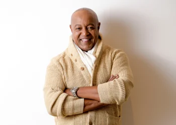 Këngëtari legjendar Peabo Bryson pëson goditje në tru