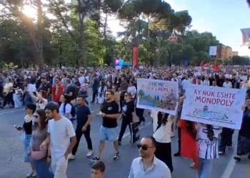 Zvërneci, protestë para Kryeministrisë