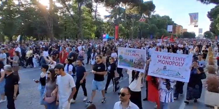 Zvërneci, protestë para Kryeministrisë
