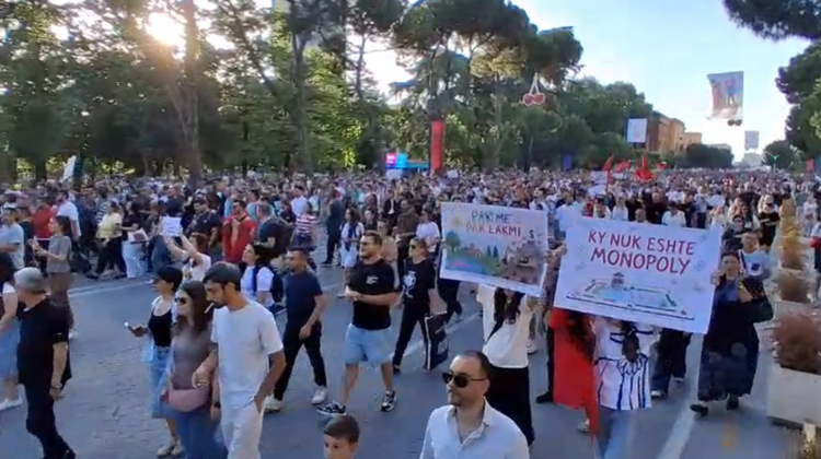 Zvërneci, protestë para Kryeministrisë