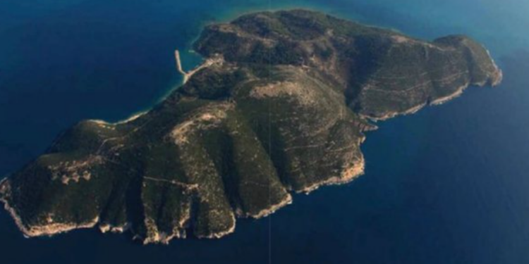 “Sazani grek” dhe “Zvërneci vorioepirot”, faqet greke ndezin propagandën kundër investimit që synon ta vendosë Shqipërinë në hartën e turizmit botëror (FOTO)