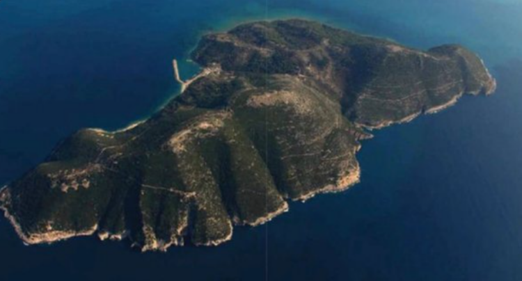 “Sazani grek” dhe “Zvërneci vorioepirot”, faqet greke ndezin propagandën kundër investimit që synon ta vendosë Shqipërinë në hartën e turizmit botëror (FOTO)
