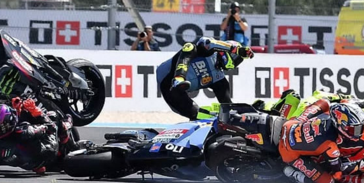 Mark Markez doli me dopietë nga Hungaria, rrëzim masiv në startin e garës së Moto GP