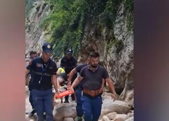 Shpëtohet çifti i bllokuar në Kanionin e Gjipesë, njëri prej turistëve thyen këmbën