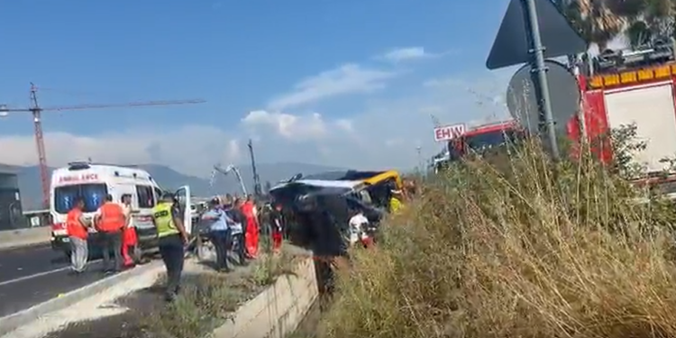 Aksident tragjik në autostradë, 1 i vdekur dhe 12 të plagosur