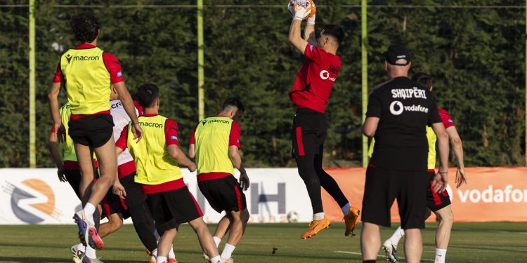 Kombëtarja nis përgatitjet për miqësoret ndaj Izraelit dhe Luksemburgut, zhvillon seancën e parë stërvitore në “Shtëpinë e Futbollit”