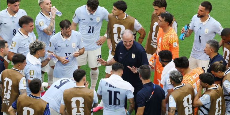 Prag sfida ndaj Spanjës, “përplasje” tek Uruguai, tekniku Bielsa debaton ashpër me “senatorët” e ekipit