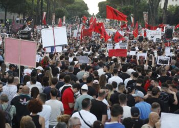 Rama ka një lutje për protestuesit