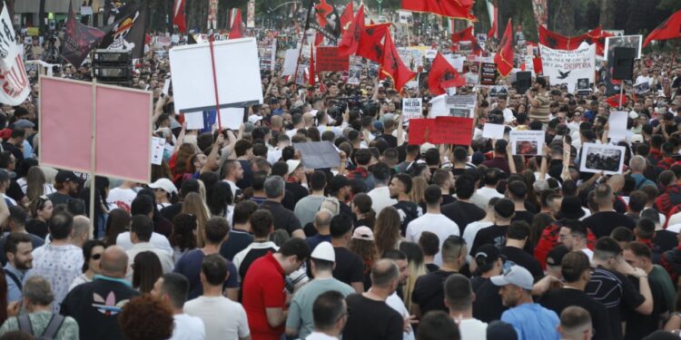 Rama ka një lutje për protestuesit