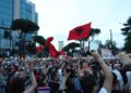 Media italiane: “Revolucionin e Flamingove”, protesta më e madhe dhe më e bukur në Shqipërinë demokratike