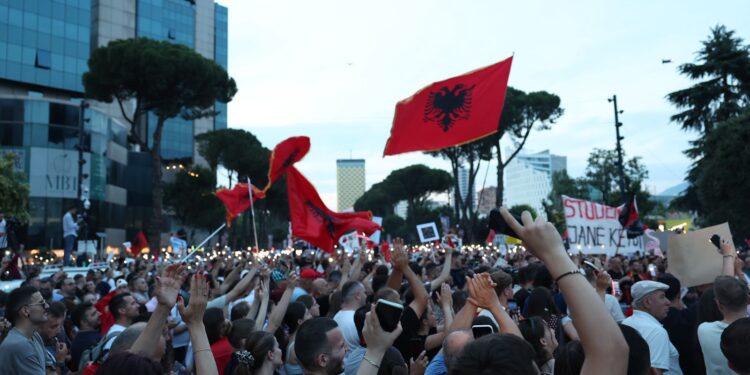 Media italiane: “Revolucionin e Flamingove”, protesta më e madhe dhe më e bukur në Shqipërinë demokratike