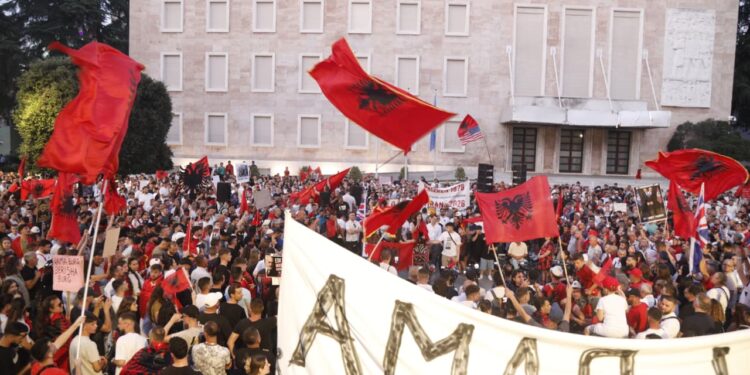 Shqipëria, xholi i mediave ndërkombëtare anti-Trump?