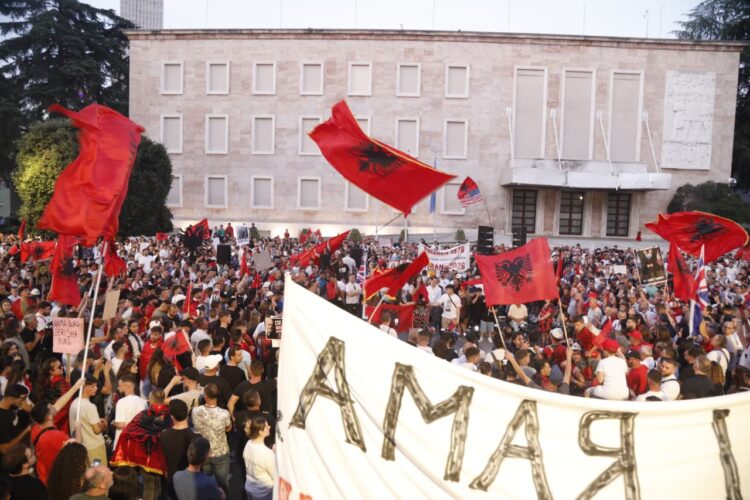 Shqipëria, xholi i mediave ndërkombëtare anti-Trump?