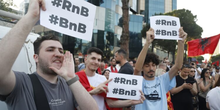 Protestat si pasqyrë për Lapajn dhe partitë e reja
