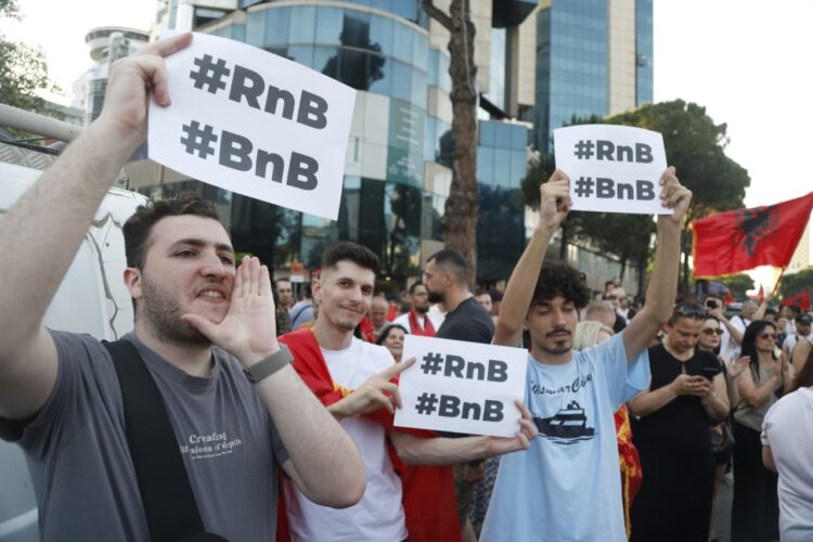 Protestat si pasqyrë për Lapajn dhe partitë e reja