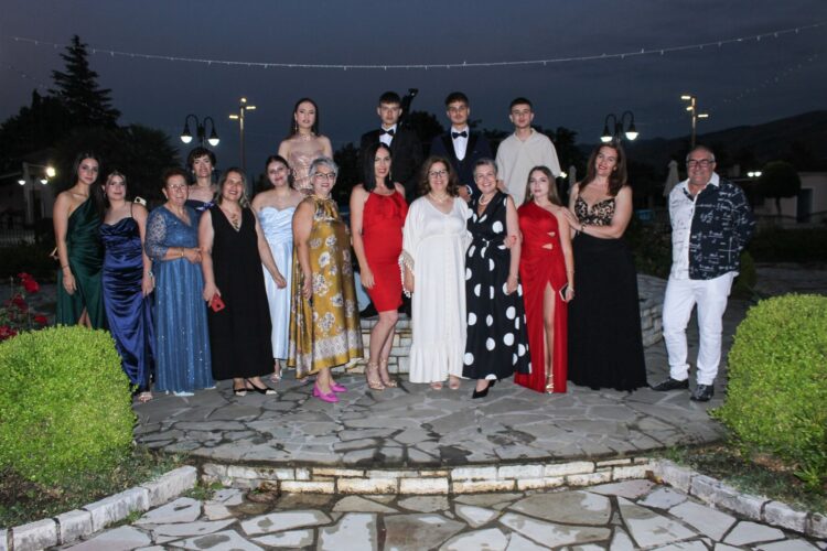 Një kapitull mbyllet, një rrugëtim i ri nis për maturantët e “Pandeli Sotirit” (FOTO)