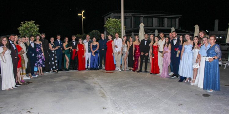 Një kapitull mbyllet, një rrugëtim i ri nis për maturantët e “Pandeli Sotirit” (FOTO)