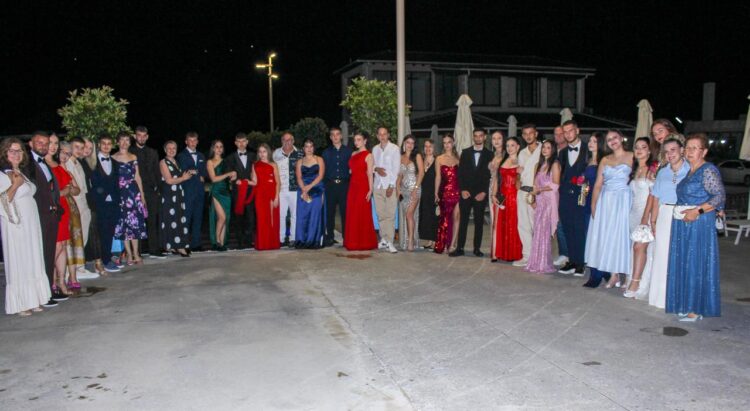 Një kapitull mbyllet, një rrugëtim i ri nis për maturantët e “Pandeli Sotirit” (FOTO)