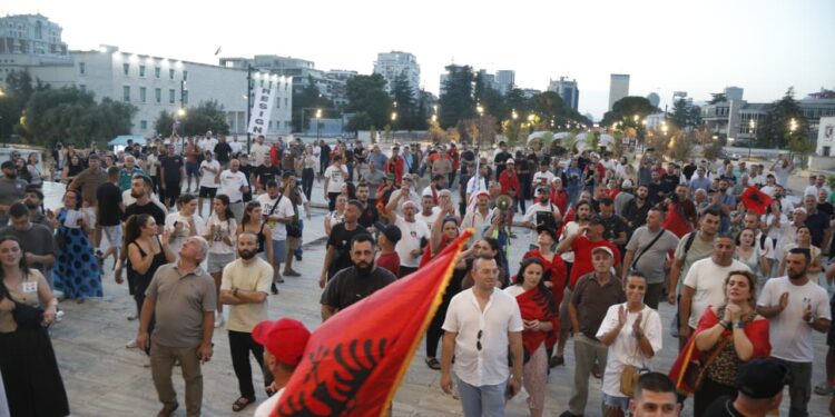 “Nuk janë deputetët tanë”, nesër paradite protestë para Parlamentit