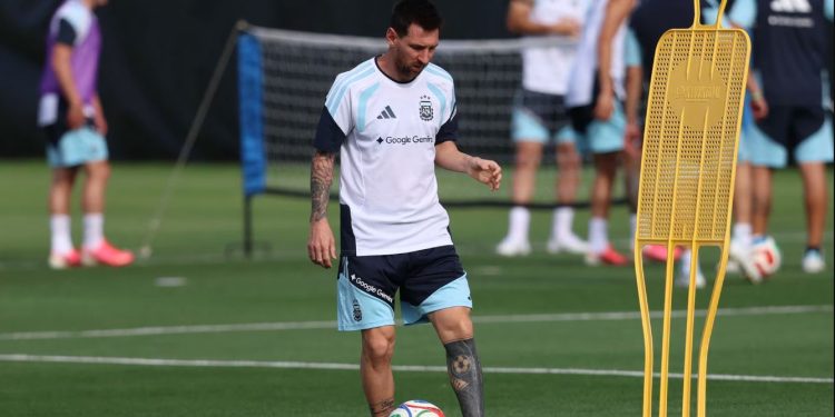 Në pritje të debutimit të kampionëve, Argjentina sfidon Alegjerinë. Scaloni me dyshime, botërori i fundit për Messi-n?