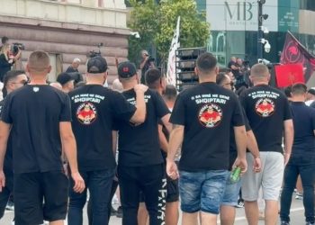 Ndeshja e kombëtares në plan të dytë, “Tifozat Kuqezi” në protestën e madhe në kryeqytet