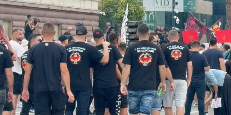 Ndeshja e kombëtares në plan të dytë, “Tifozat Kuqezi” në protestën e madhe në kryeqytet
