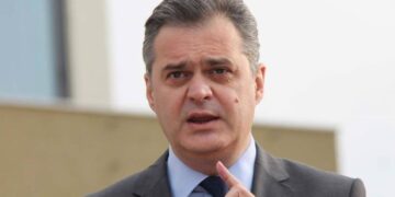 Blushi kundër protestuesve: Mendoni se ndryshoni vendin me gijotina në Facebook! Unë e lashë politikën kur ju votuat më shumë banditët sesa një shkrimtar