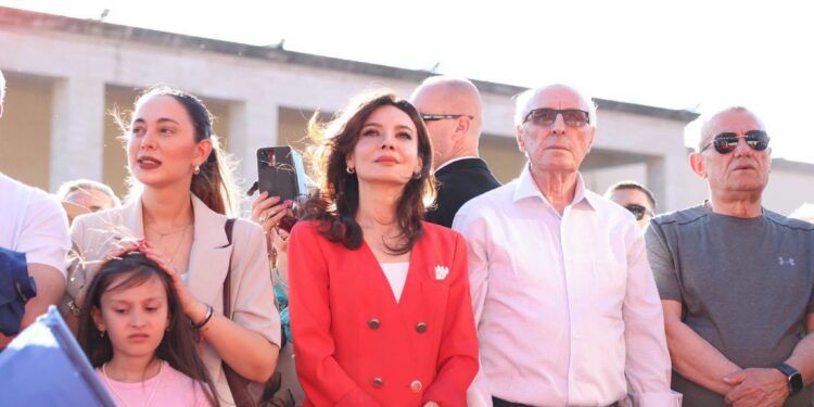 “Shqipëria e Re” e protestës dhe “Shqipëria e Re” e Elisës