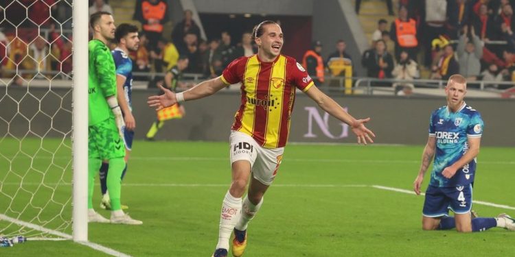 E PABESUESHME! Prapaskena pasi e kontaktoi Maran për Shqipërinë, Kurtulan nën presion: Nëse nuk premton…